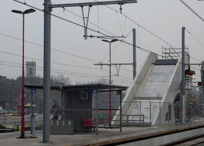 Un début d'escalier en béton sur un quai, travaux manifestement suspendus