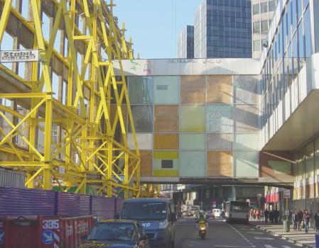 Photo de la passerelle qui a survécu à la démolition des Galerie Anspach (excepté la façade). Elle a été détruite par après.