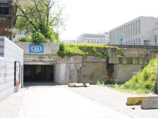 Entrée (réaménagée depuis) de la Gare Centrale du côté de sainte Madeleine, avec une végétation qui semblait vouloir s'installer