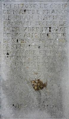 Pierre sur le mur entre l'église et la cure de Labuissière. Photo du 13.07.2009 Une pierre tombale en face de l'église de Labuissière